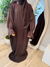 Load image into Gallery viewer, Pleated Bisht Abyah
