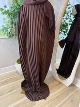 Load image into Gallery viewer, Pleated Bisht Abyah

