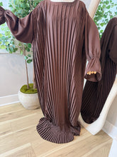 Load image into Gallery viewer, Pleated Bisht Abyah
