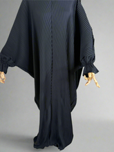 Load image into Gallery viewer, Pleated Bisht Abyah
