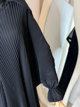 Load image into Gallery viewer, Pleated Bisht Abyah
