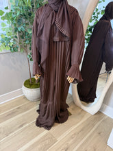Load image into Gallery viewer, Three piece Pleated Open Abaya/Duster 2.0
